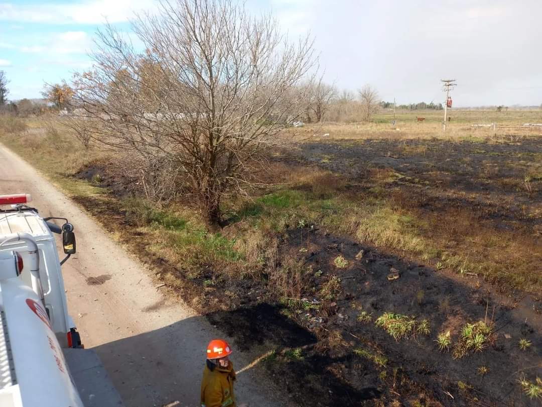 Se produjo un incendio rural lindero a viviendas en la zona de Ibarlucea